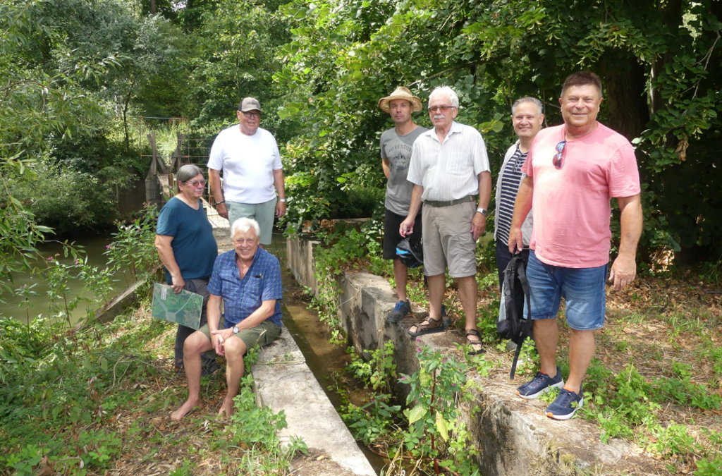 v.l.n.r.: Erwin Eberlein, Andreas Barthel, Dieter Trutschel, Markus Müller, Bruno Humpenöder, Alexander Schmidt, Richard Garhammer am Übergang zum Aquädukt (Foto: Anja Barthel, Landschaftspflegeverband Schwabach e.V.)