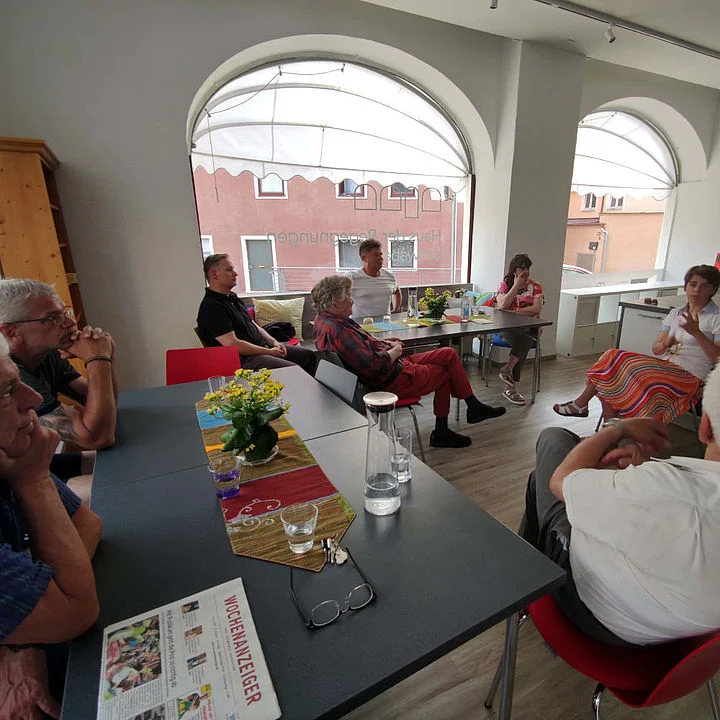 Eine Gruppe der FREIEN WÄHLER Schwabach lauscht den Erzählungen von Dr. Rezarta Reimann im Haus der Begegnungen (Foto: Frank Staub)