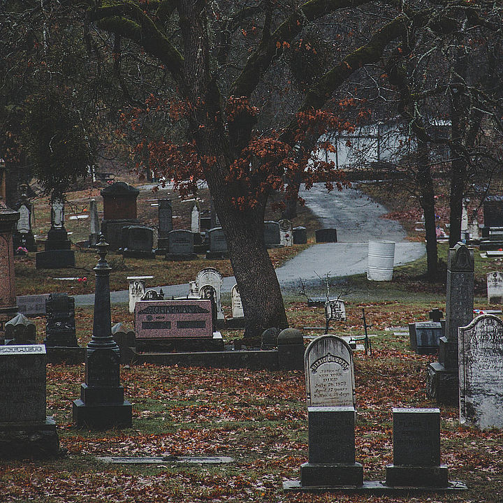 Symbolbild Friedhof (Foto: Zach Lezniewicz/Unsplash)